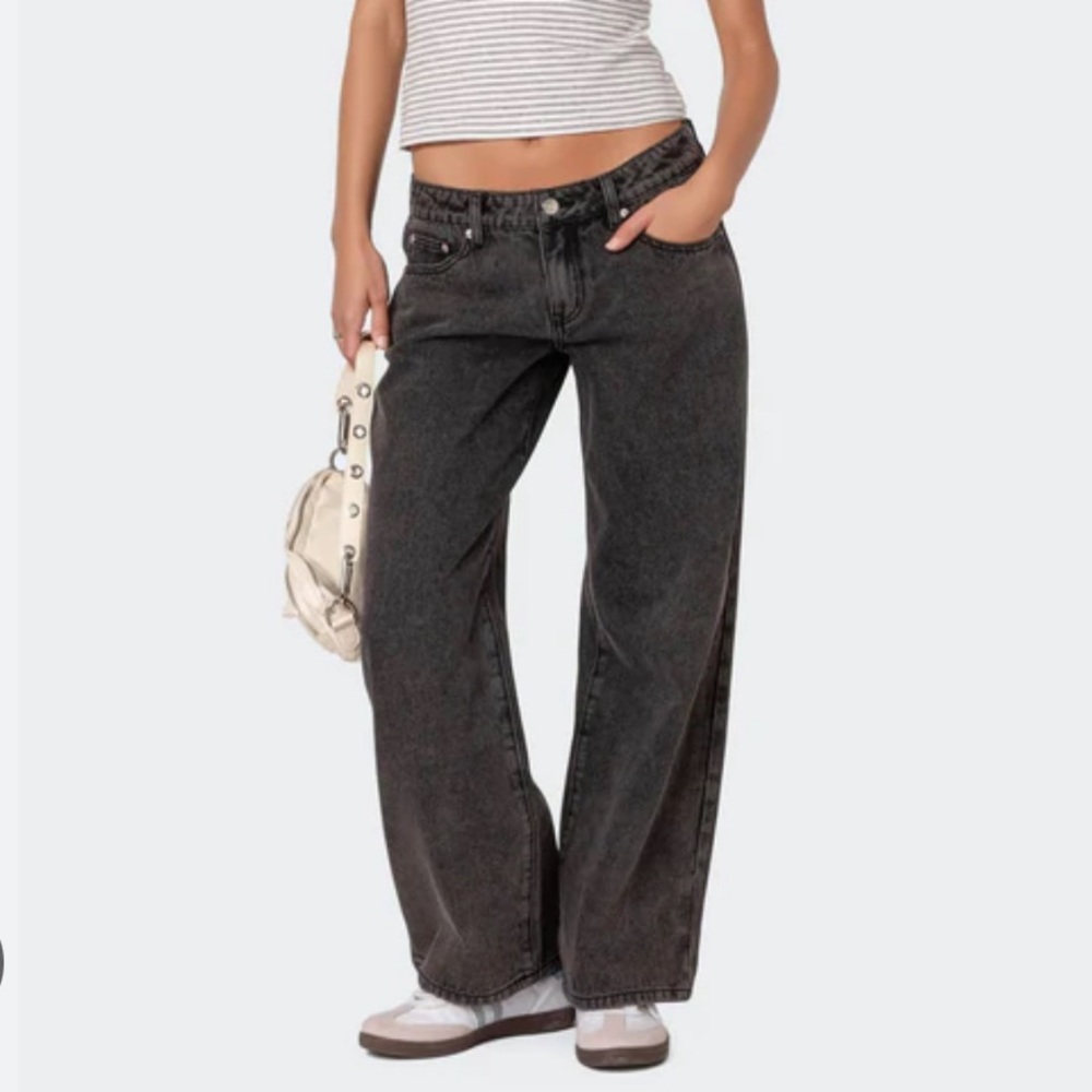 Edikted Raelynn Washed Low Rise Jeans